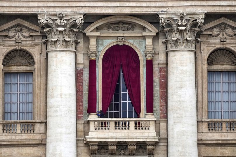 La loge centrale de la basilique Saint-Pierre au Vatican, ou apparaîtra le 267e pontife élu de l'Église catholique. 