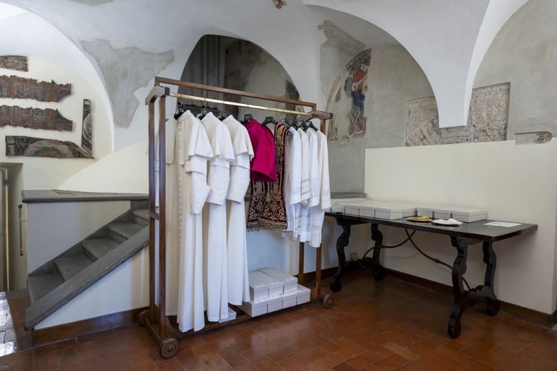 Des vêtements papaux dans la salle des larmes, une chambre située à côté de la Sixtine où le nouveau pape s'habille avant d'apparaître sur le balcon