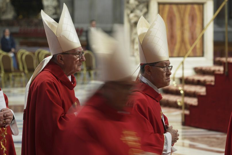 Kardynałowie Antonio Tagle ( z prawej) i Pietro Parolin w Watykanie