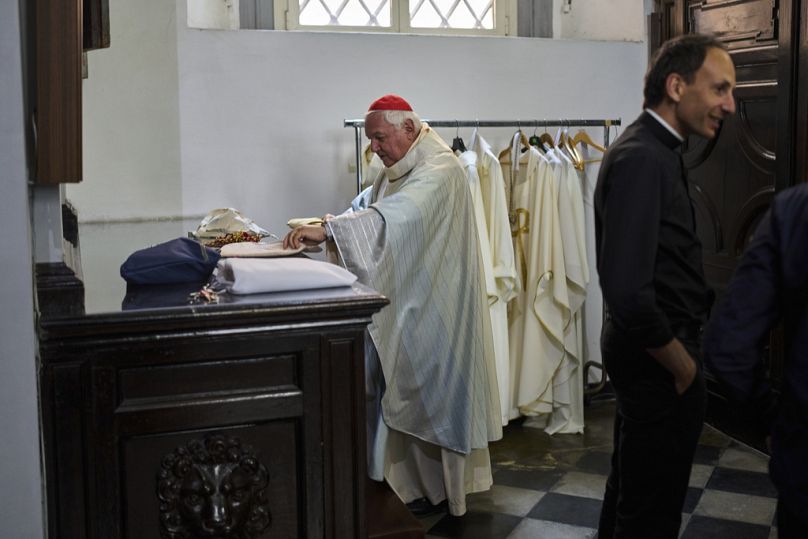 Kardynał Jean-Marc Aveline w zakrystii rzymskiego kościoła Santa Maria ai Monti