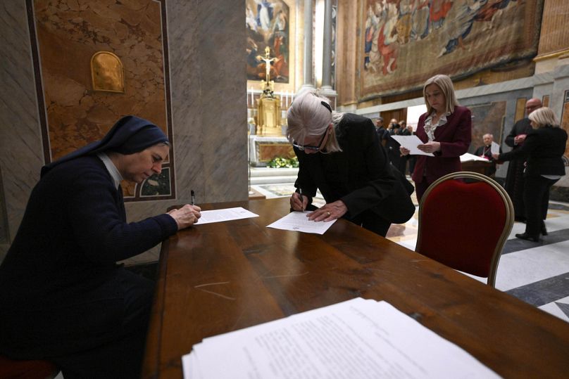 Pracownicy Watykanu podpisają zobowiązanie do zachowania tajemnicy na temat konklawe