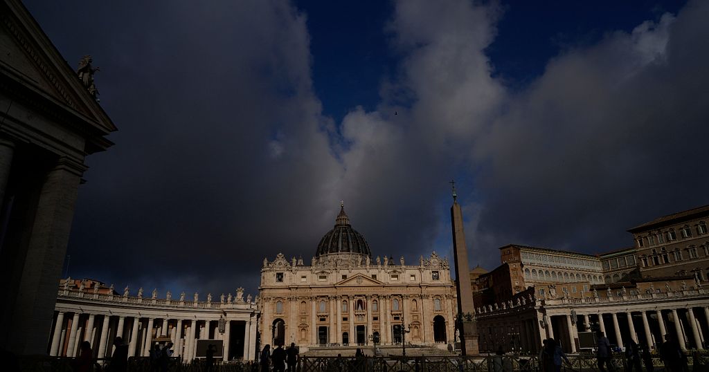 On the eve of the conclave, tourists and locals in Rome wait in suspense On the eve of the conclave, tourists and locals in Rome wait in suspense