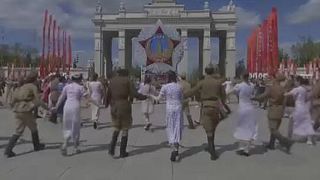 Moscow students dance to honour WWII veterans