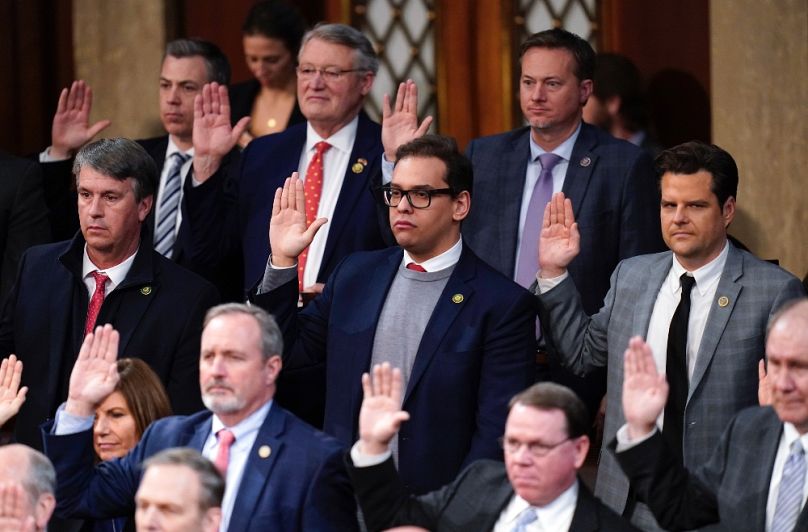 George Santos republikánus képviselő (középen) a házelnök jelenlétében letette az esküt, és ezzel a 118. kongresszus tagja lett, 2023. január 7-én