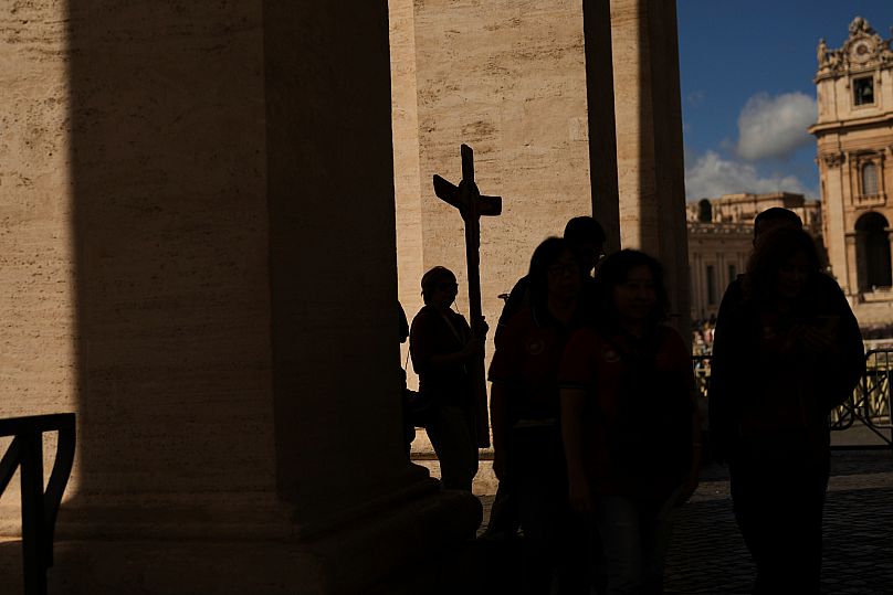 Pèlerins arrivant pour visiter le Vatican un jour avant le conclave, 6 mai 2025