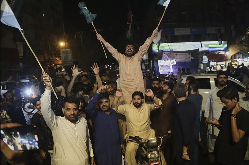 Pakistan'ın Haydarabad kentinde protestocular, Hindistan'ın füze saldırılarını kınamak için düzenlenen gösteride slogan attılar, 7 Mayıs 2025.