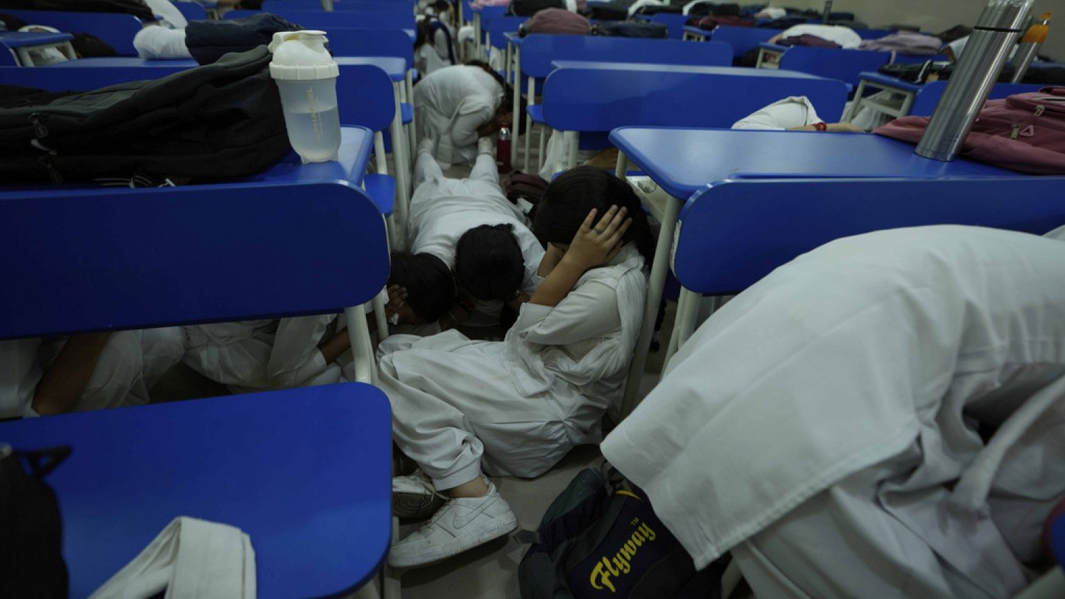 Alumnos de una escuela se refugian durante simulacros en medio de la tensión entre India y Pakistán, en Jammu, India, martes 6 de mayo de 2025.