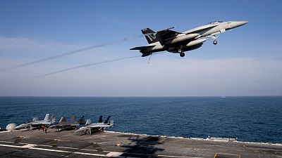 پرواز جنگنده اف/ای ۱۸ هورنت از روی ناو هواپیمابر