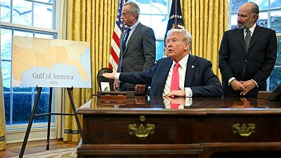 ترامپ در حال توضیح تغییر نام «خلیج مکزیک» به «خلیج آمریکا» در اسناد ایالات متحده