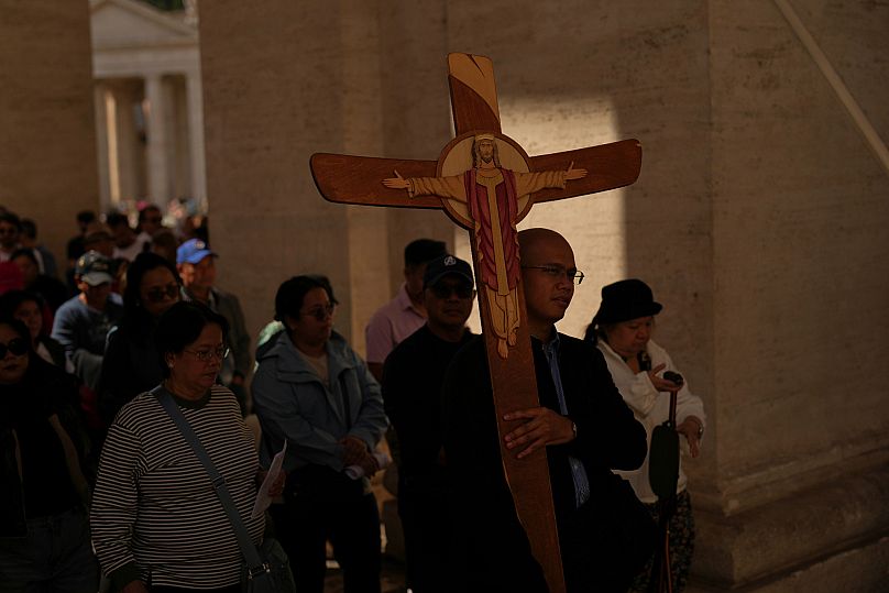 Los peregrinos llegan a la Basílica de San Pedro, en el Vaticano, el martes 6 de mayo de 2025, el día anterior al próximo cónclave que comenzará el 7 de mayo