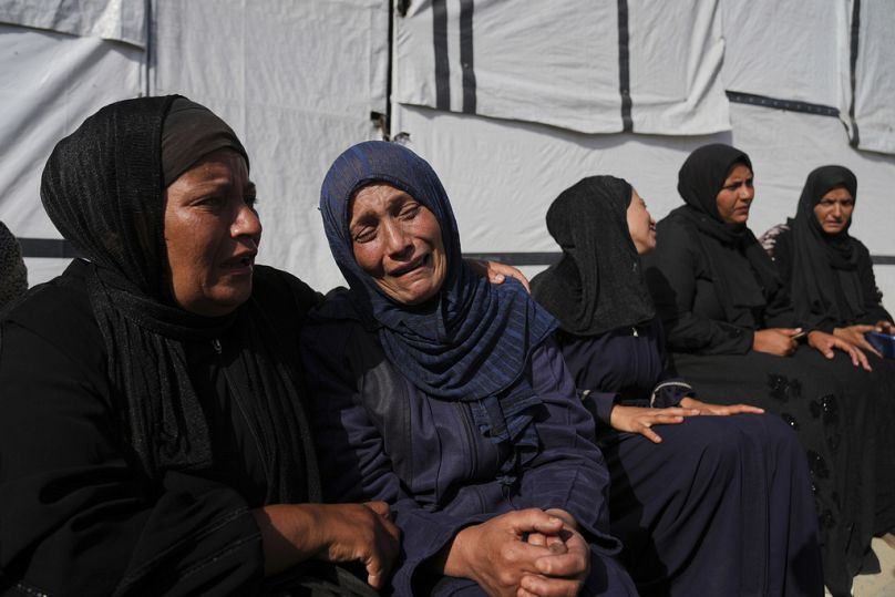 نساء فلسطينيات ينعين أقاربهن الذين قُتلوا في غارة للجيش الإسرائيلي على خان يونس، 3 أيار/مايو 2025.