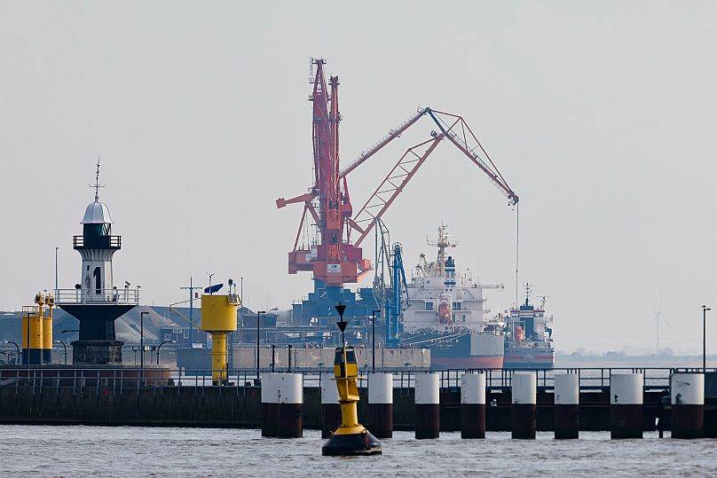 Statki są ładowane i rozładowywane w porcie Brunsbuettel w Niemczech, wtorek, 1 marca 2022 r. Bezpośrednie sąsiedztwo jest rozważane jako miejsce dla nowego terminalu LNG.