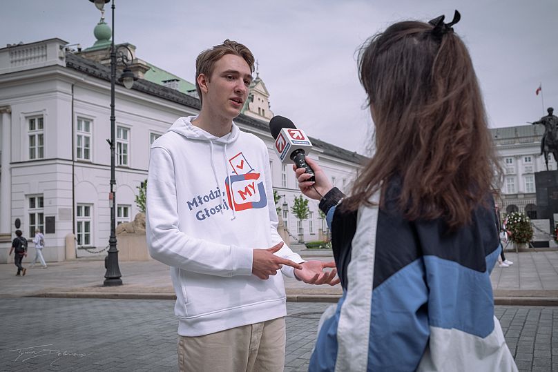 Paweł Mrozek poczas kampanii profrekwencyjnej "Młodzi, GłosujMY!", 16.04.2025