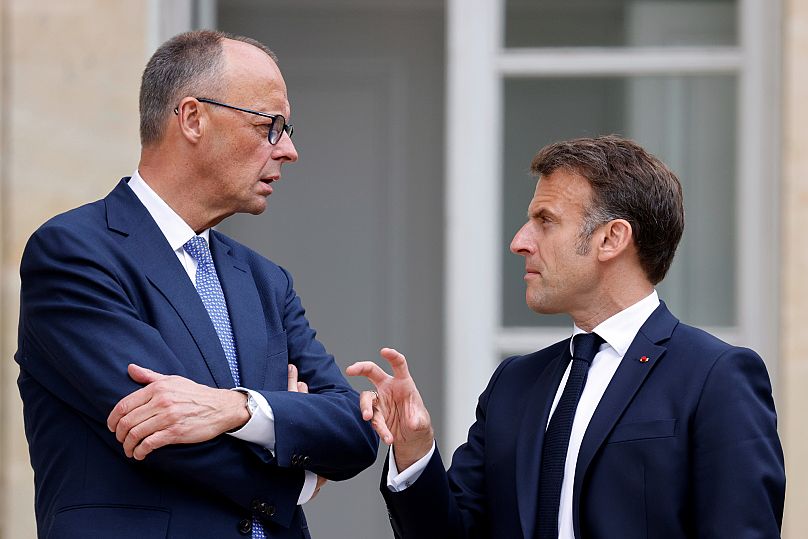 Kanclerz Niemiec Friedrich Merz, z lewej, rozmawia z prezydentem Francji Emmanuelem Macronem w ogrodzie Pałacu Elizejskiego w Paryżu, środa, 7 maja 2025 r.