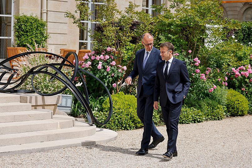 Kanclerz Niemiec Friedrich Merz, z lewej, rozmawia z prezydentem Francji Emmanuelem Macronem w ogrodzie Pałacu Elizejskiego w Paryżu, środa, 7 maja 2025 r.