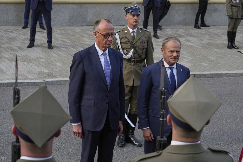 Premier Donald Tusk i kanclerz Niemiec Friedrich Merz podczas ceremonii powitalnej przed spotkaniem w Warszawie, Polska, środa, 7 maja 2025 r.