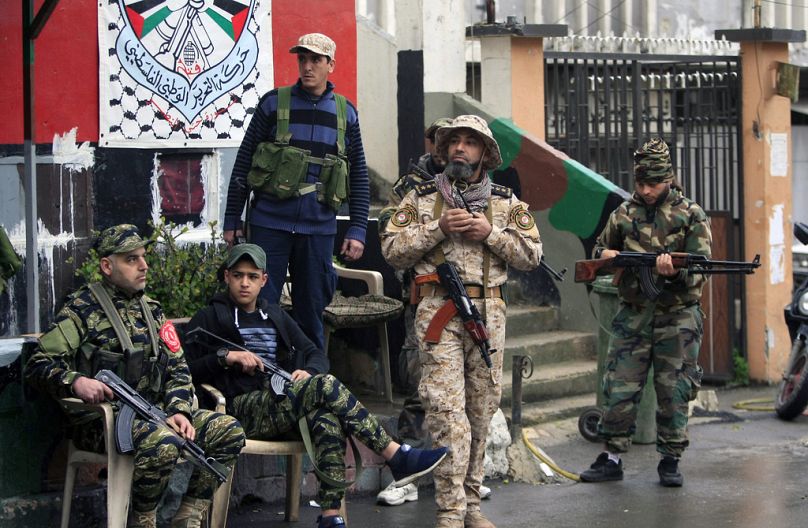 مسلحون من حركة فتح يرفعون أسلحتهم داخل مخيم عين الحلوة في مدينة صيدا جنوب لبنان، 1 مارس 2017.