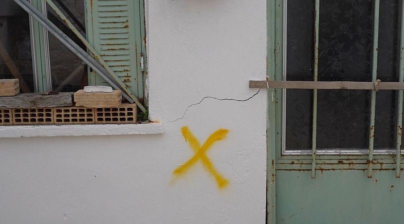 Το κίτρινο σημάδι σε αυτό το σπίτι καταδεικνύει πως είναι ακατάλληλο για να κατοικείται