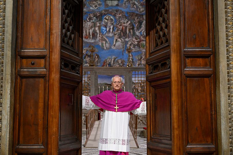 Il cerimoniere vaticano, l'arcivescovo Diego Giovanni Ravelli, chiude le porte della Cappella Sistina per dare inizio alle votazioni dopo l'Extra omnes (7 maggio 2025)