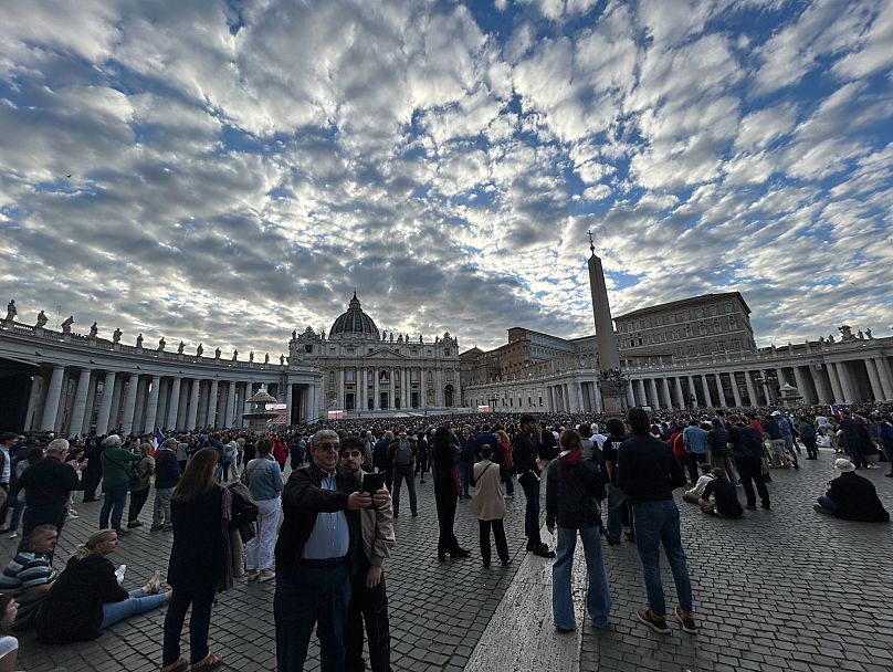 I fedeli davanti alla Basilica di San Pietro alle 19