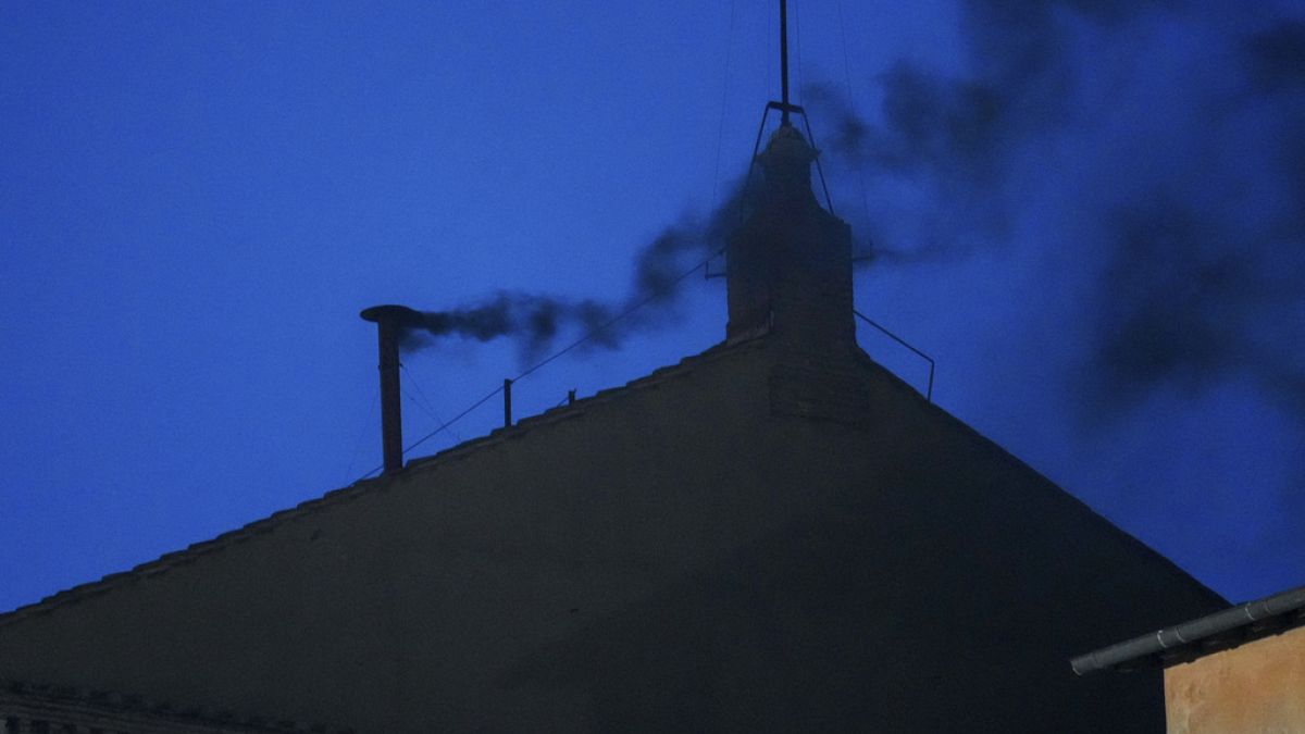 Une fumée noire au-dessus de la chapelle Sixtine :  le conclave n'a pas élu le pape au premier tour