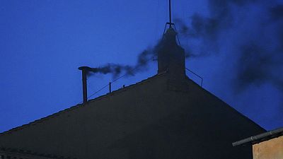 Fumée noire au Vatican, pas de nouveau pape mercredi soir