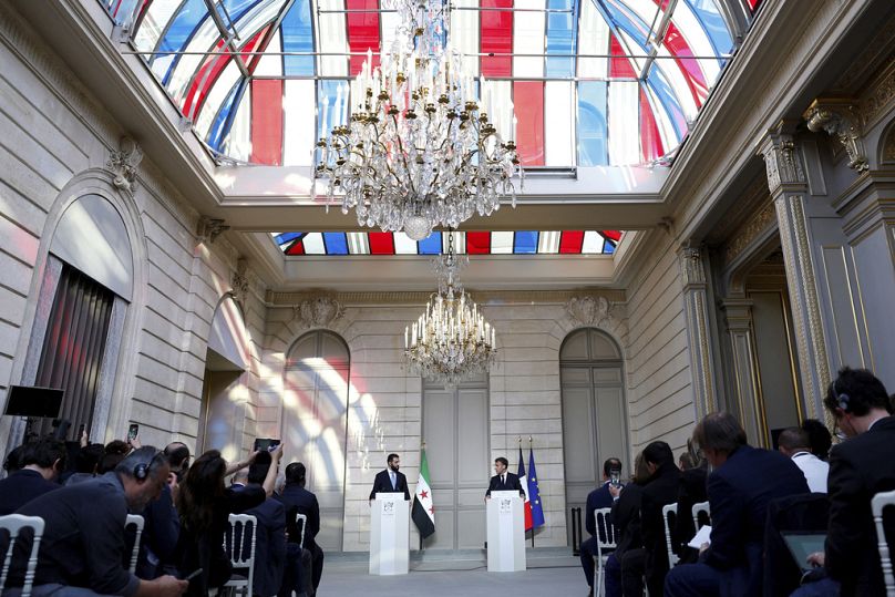 Ahmed al-Charaa, et le président Emmanuel Macron lors de leur conférence de presse commune après une réunion au palais de l'Élysée à Paris.