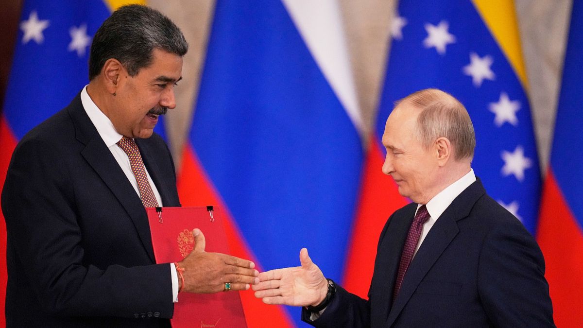 Hszi Csin-ping és Maduro már két nappal a katonai parádé előtt megérkezett Moszkvába
