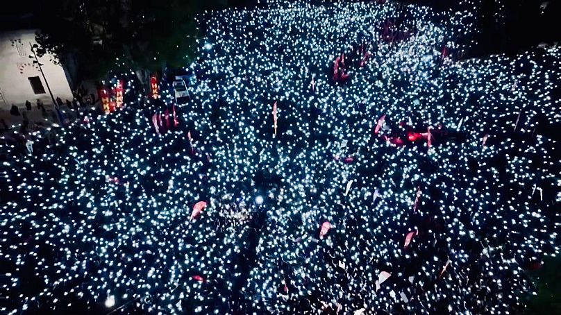 Beyazıt Meydanı'nda 'Millet İradesine Sahip Çıkıyor' mitingine katılan insanlar, 'karanlıkta bırakıldıkları' gerekçesiyle telefonlarının ışıklarını yaktı, 7 Mayıs 2025