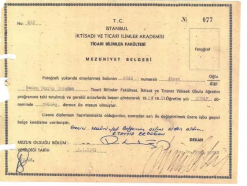 Cumhurbaşkanı Recep Tayyip Erdoğan'a ait olduğu iddia edilen mezuniyet belgesi