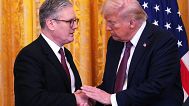 Le Premier ministre britannique Keir Starmer, à gauche, et le président américain Donald Trump se serrent la main lors d'une conférence de presse conjointe à la Maison Blanche, le 27 février 2025, à Washington.