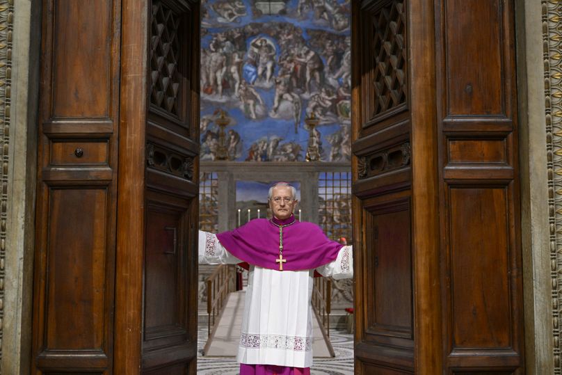 El maestro de ceremonias del Vaticano, el arzobispo Diego Giovanni Ravelli cerrando las puertas de la Capilla Sixtina para dar inicio al cónclave.