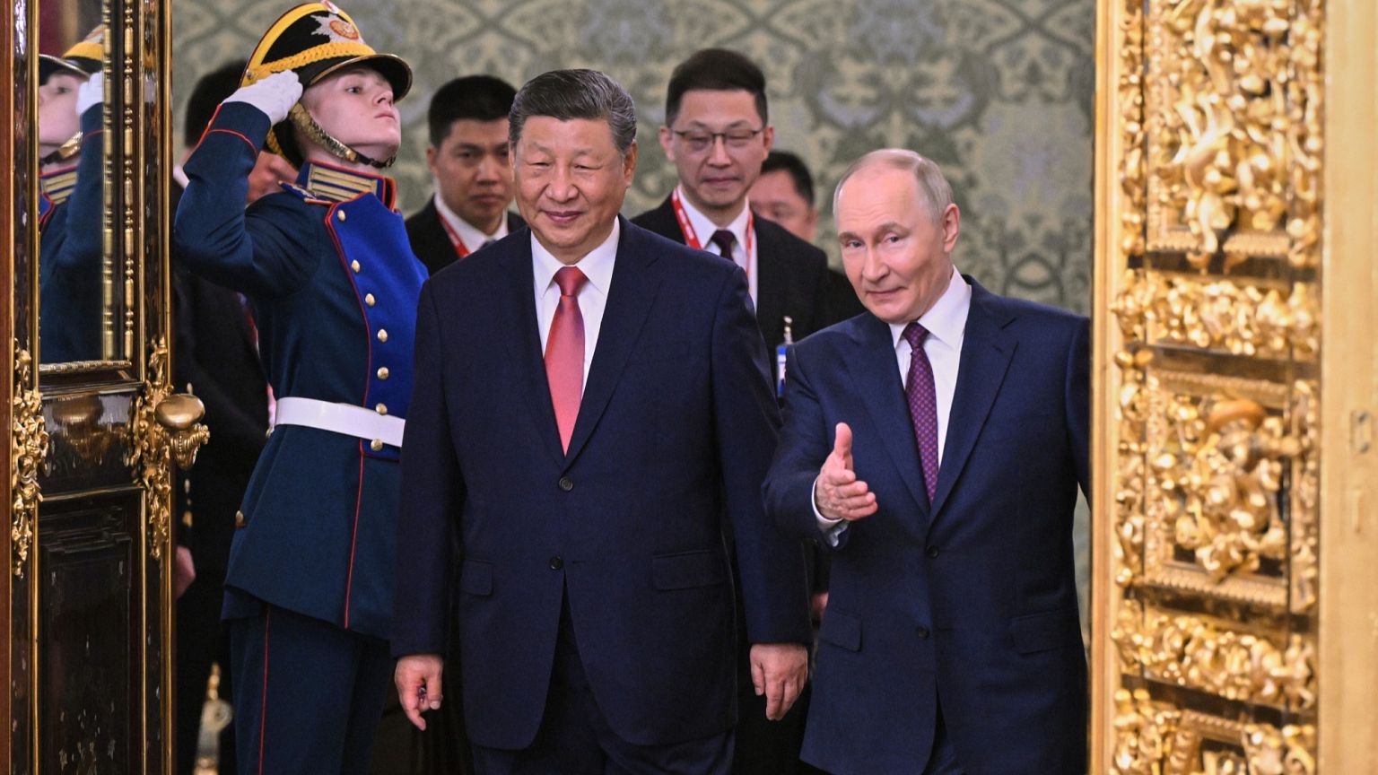 Rusya Devlet Başkanı Vladimir Putin ve Çinli mevkidaşı Xi Jinping, 8 Mayıs 2025 Perşembe günü Rusya'nın başkenti Moskova'daki Kremlin'e görüşmek üzere geldi.