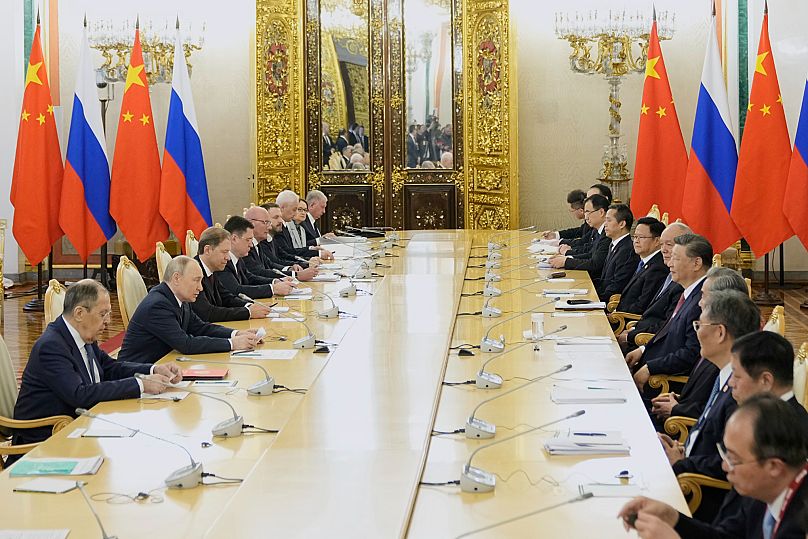 Rusya Devlet Başkanı Vladimir Putin, Rusya'nın başkenti Moskova'da Çin Devlet Başkanı Şi Cinping ile görüşmesi sırasında konuşuyor, 8 Mayıs 2025.