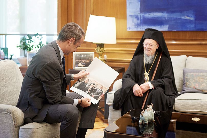 Ο Οικουμενικός Πατριάρχης παρέδωσε στον πρωθυπουργό μια φωτογραφία τους που τραβήχτηκε στην πλατεία του Αγίου Πέτρου στο Βατικανό