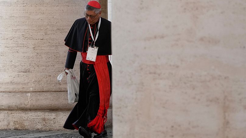 Kardinal Stephen Chow Sau-yan trifft vor dem Konklave in der Neuen Synodenhalle im Vatikan ein. 6. Mai 2025.