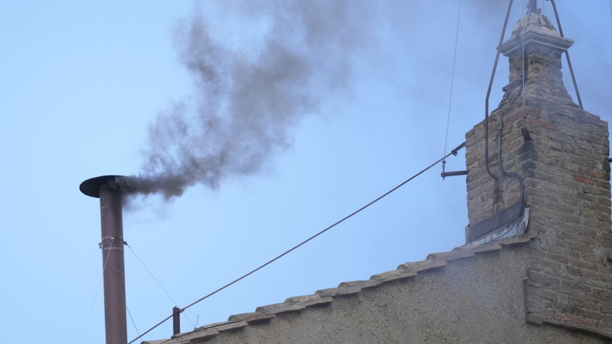 Deuxième jour de conclave : les fidèles dans l'attente de la fumée blanche
