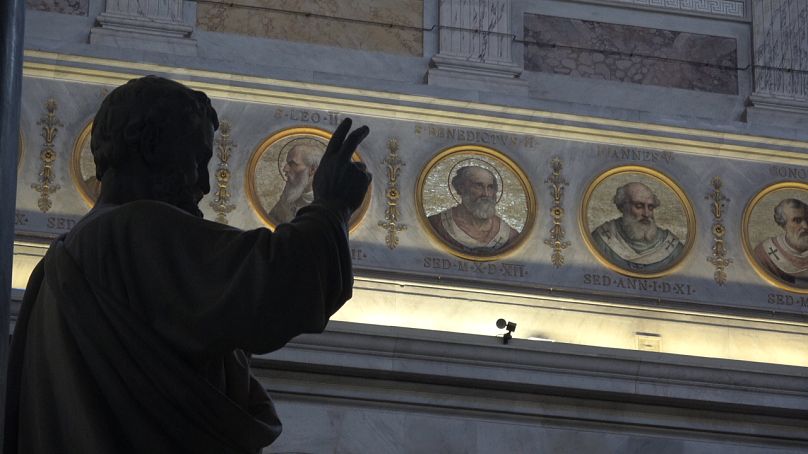 Una lista de papas en la Basílica de San Pablo Extramuros en Roma.