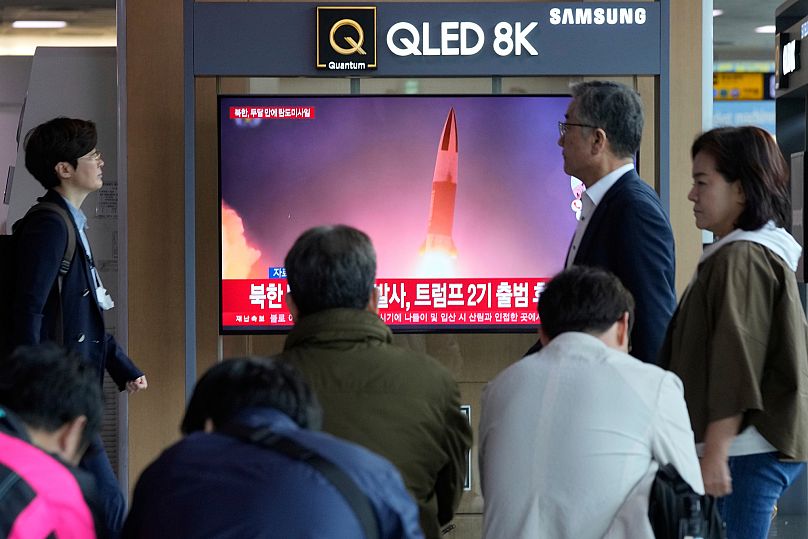 Ludzie w Seulu oglądają program telewizyjny o wystrzeleniu pocisków przez Koreę Północną.