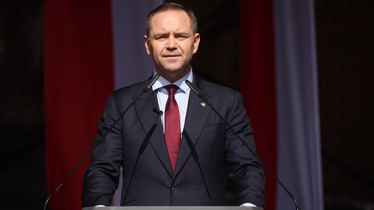 Bajban a konzervatív lengyel elnökjelölt egy lakásbotrány miatt
