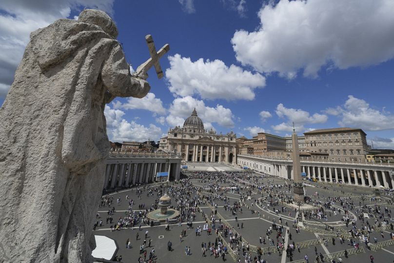 Vue de la place Saint-Pierre lors du conclave visant à élire le successeur du pape François, au Vatican, le jeudi 8 mai 2025. 
