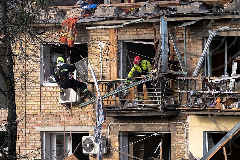 Los equipos de rescate limpian los escombros de una casa gravemente dañada tras un ataque ruso en un barrio residencial de Kiev, el 24 de abril de 2025.