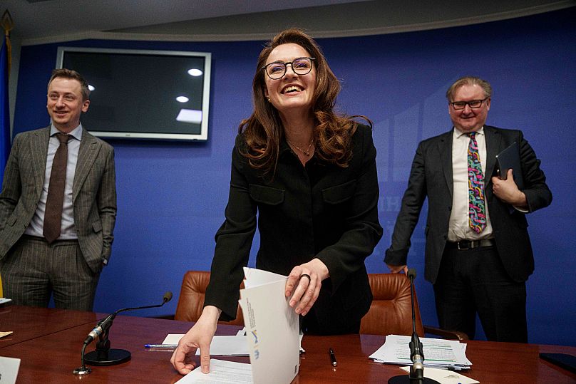 La ministra de Economía de Ucrania asiste a una conferencia de prensa antes de la votación parlamentaria sobre el acuerdo sobre minerales en Kiev, el 8 de mayo de 2025.