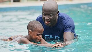 Nigeria : des malvoyants apprennent à nager pour prévenir les noyades