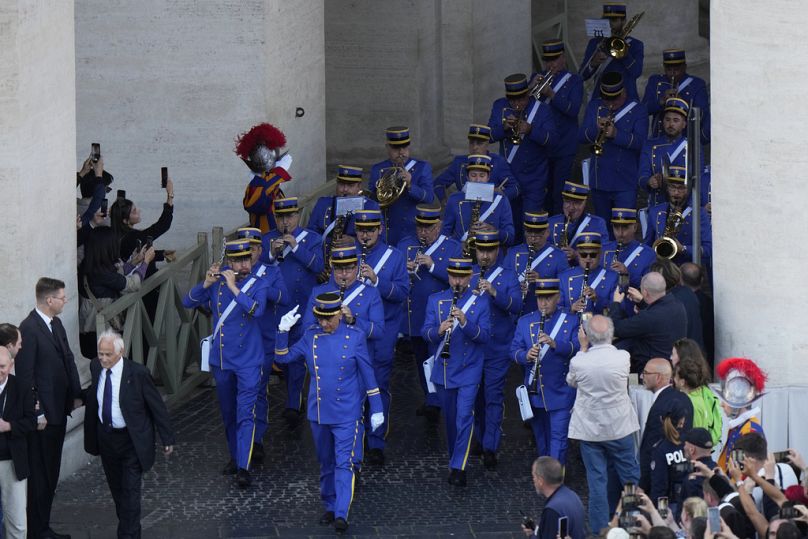 Orkiestra Gwardii Szwajcarskiej wchodzi na Plac św. Piotra