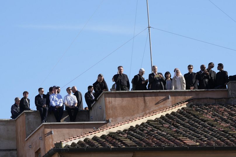 Duchowni watykańscy z okolicznych dachów wypatrują dymu nad Kaplicą Sykstyńską