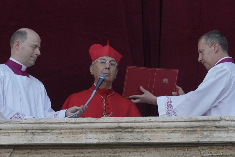 Kardynał Dominique Mamberti ogłasza nowego papieża