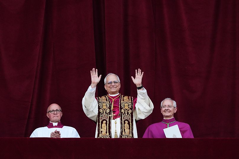 El recién elegido Papa León XIV aparece en el balcón de la Basílica de San Pedro en el Vaticano, el jueves 8 de mayo de 2025.