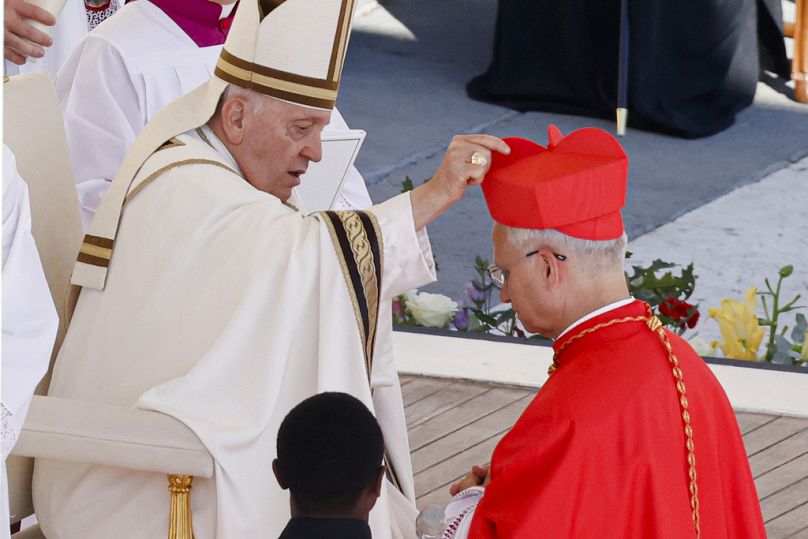 El recién elegido cardenal Robert Francis Prevost recibe su birrete del Papa Francisco mientras es elevado en la Plaza de San Pedro en el Vaticano, el 30 de septiembre de 2023