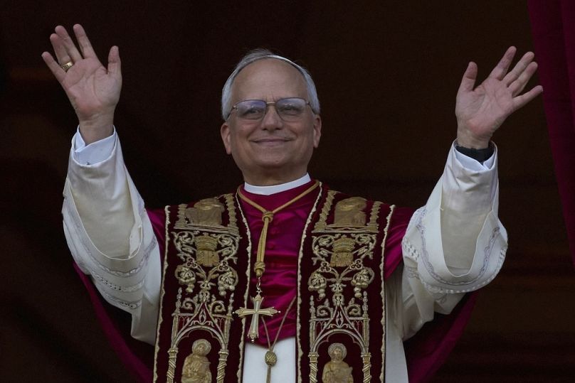 O Papa Leão XVI na varanda da Basília de São Pedro.